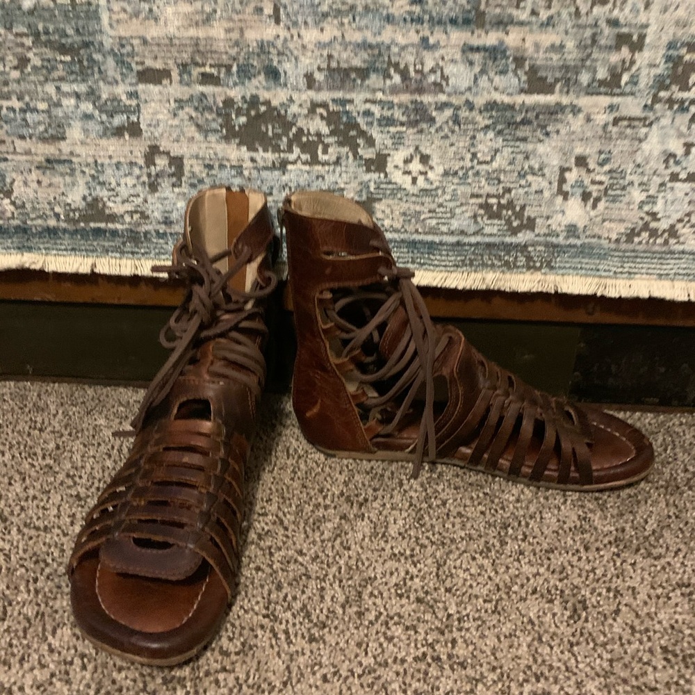 Freebird Sanibel Sandal- size 7 - cognac